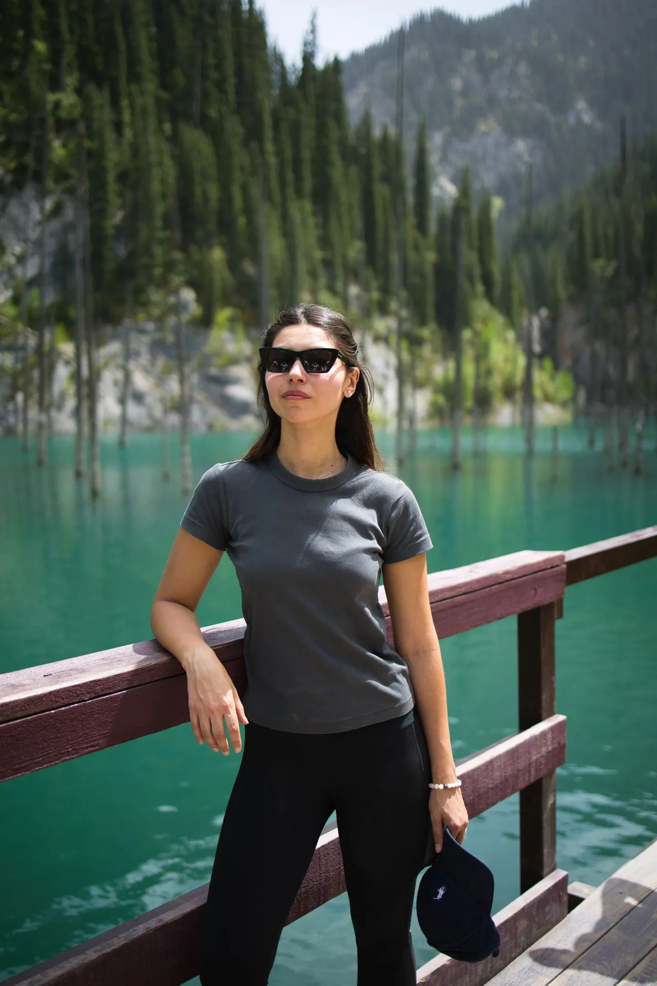 Kaindy Lake mit den berühmten toten Bäumen im Wasser