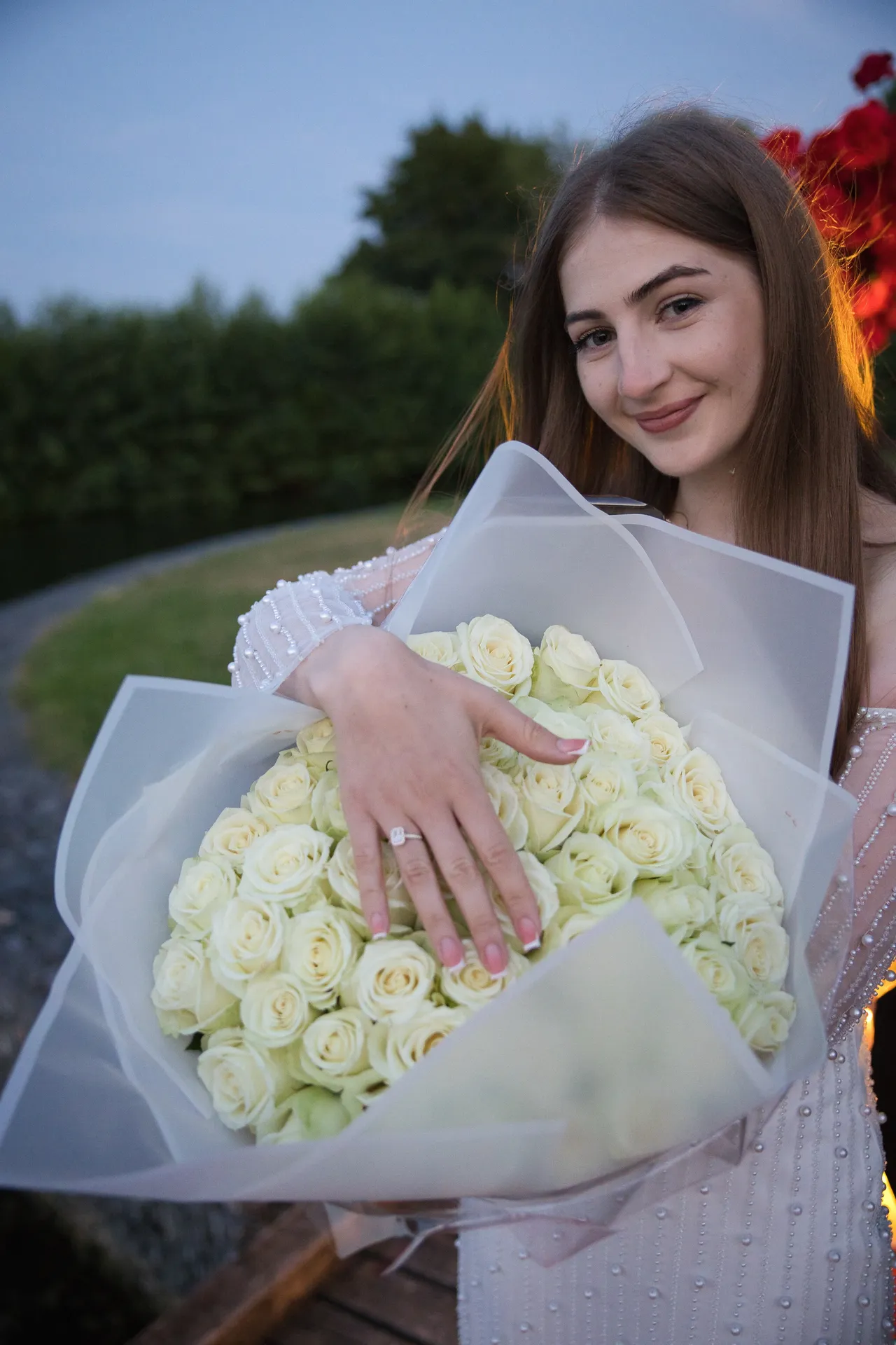 Glückliches Paar nach dem Antrag