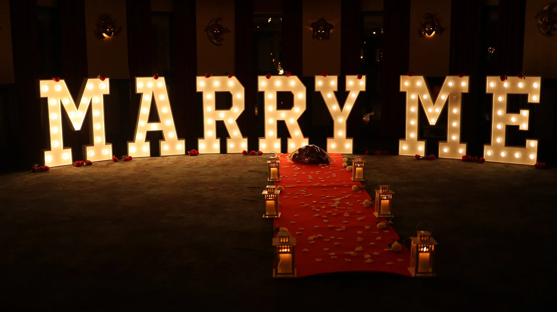 MARRY ME Leuchtbuchstaben als Dekoration für einen Heiratsantrag in Roermond